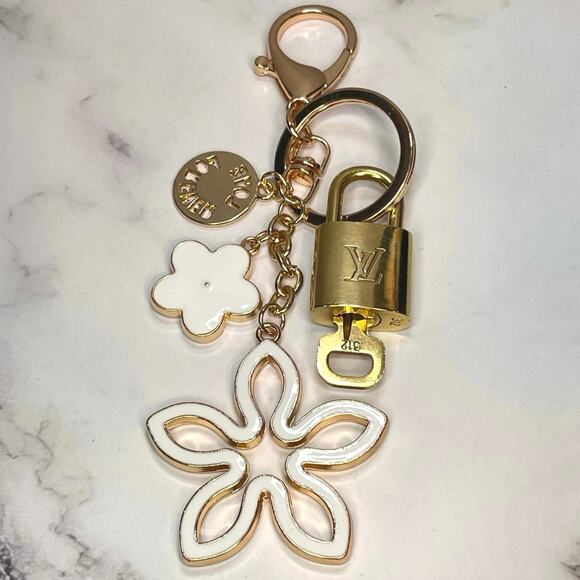Louis Vuitton Lock & Key #312 with a Floral Charm Keychain | White & Gold - Picture 1 of 5